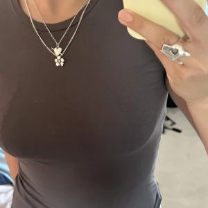 Maria Nilsdotter - Halsband  - Säljer nu mitt halsband (blomman) från Maria Nilsdotter 💗 Hor av er vid frågor 🫶🏼