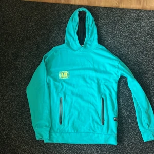 Hoodie - Fin begagnad tröja. Färg turkosa. Köpt på barnavdelningen på Kappahl. Men 170 är som S
