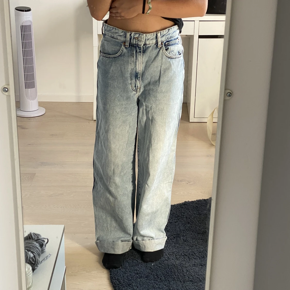 Ljusblåa vida högmidjade denimbyxor  - 90