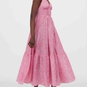 Rosa långklänning  - Säljer nu min älskade rosa långklänning från hm pga att jag inte får tillräckligt mycket användning av den😊klänningen är köpt för ca 2 år sen, den är knappt använd och i super fint skick! Storlek 36💕 (lånade bilder)