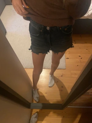 Svarta jeansshorts - Ett par svarta jeansshorts från Zara. Helt nya dock utan prislapp, bara testade, säljer då jag köpte fel storlek. 