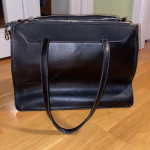 Svart dam-portföljväska  - Oanvänd. Säljes p.g.a. inte min stil.