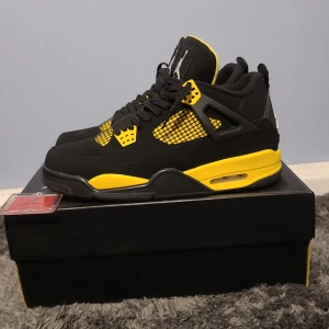 Jordan 4 Thunder - Hej! Jag säljer mina jordan 4s för jag kände att det inte var min sko. Dem är helt oanvända och laceade.