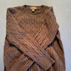 Ralph lauren sweater - En snygg stickad tröja från Ralph lauren i storlek L (14-16)  vilket motsvarar ungefär xs skulle jag säga.  