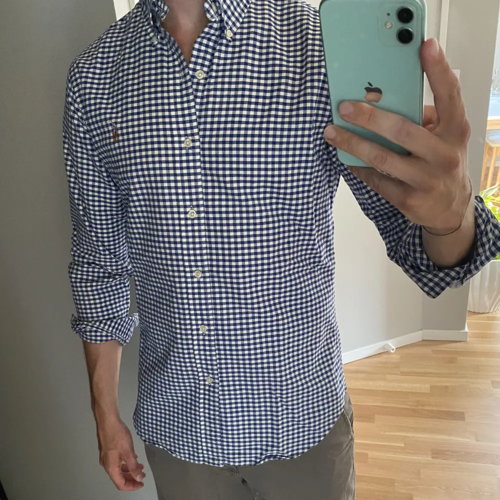 Säljer en Sälland använda Ralph Lauren skjorta i storlek M - Slim fit.  Jag är 185 cm lång & väger 80kg.. Skjortor.