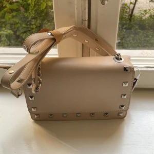 Nitväska  - Supercool axelremsväska. Prislapp på . 399🥰