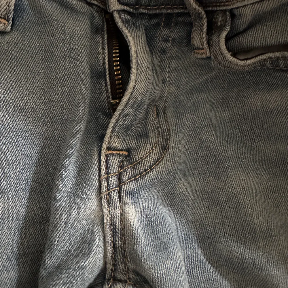 Säljer mina low waist jeans. Det finns tecken på användning som du ser på bilderna! Pris kan diskuteras . Jeans & Byxor.
