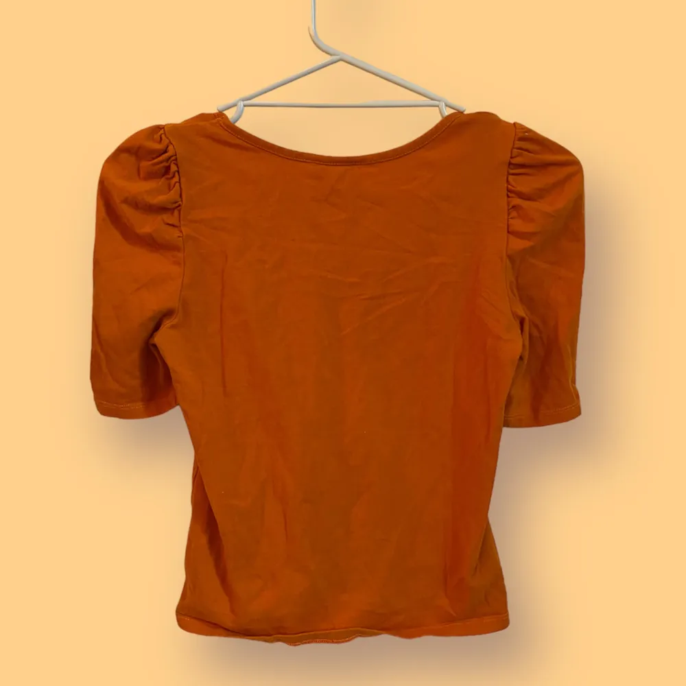 Plagg i väldigt bra skick med ”puffiga axlar” från Monki i storlek XS! (95% Cotton, 5% Elastan). T-shirts.