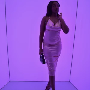 Rosa långklänning  - Rosa långklänning med tjockt material samt stretch.