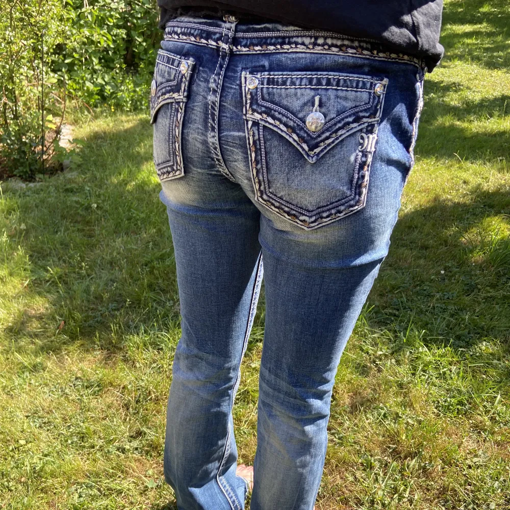Säjer dessa stöörtballa jeans från Miss Me!! As snygga detaljer och sitter som en smäck! Storlek 28- modellen är 164cm lång för referens!❤️ köp direkt för 650kr. Jeans & Byxor.