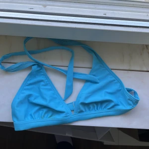 Blå bikiniöverdel - Fin blå/turkos överdel till bikini! Passar utmärkt med typ svarta eller vita bikinitrosor