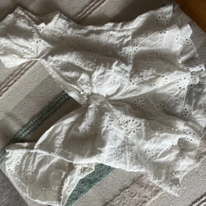 Vit topp - Säljer denna supersöta vita topp i storlek S, 100kr❤️