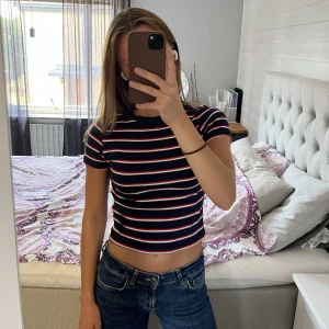 Randig topp - Kort randig topp med prislapp kvar