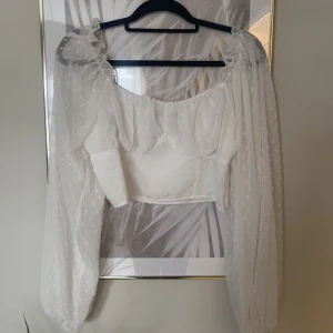 Vit topp - En supersöt vit topp från shein! Aldrig använd.