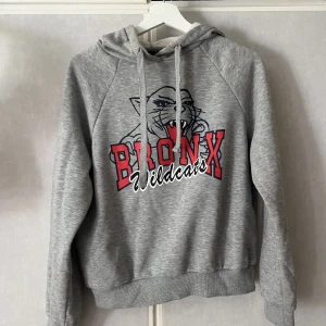 Hoodie med tryck  - Gråt snygg Hoodie med tryck från Gina Tricot💞