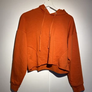Croppad hoodie - Croppad hoodie från Lager 157. Stor luva o långa band.
