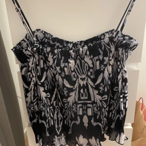 Topp - En mönstrad topp från hm, aldrig använd på helt ny ❤️