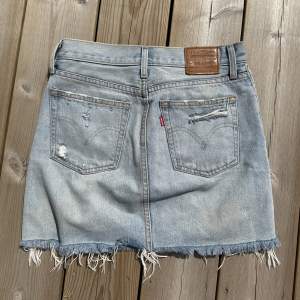 Snygg kjol från Levis. W25 men uttöjd precis som alla plagg i jeansmaterial så skulle tippa på en W27/28 nu. Väldigt fint skick och sitter supersnyggt. 