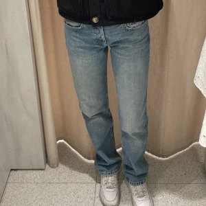 Zara jeans storlek 36 - Blåa zara jeans, nyskick, inga tecken på användning 😊 Jeansen är midwaist och sitter jättefint :)
