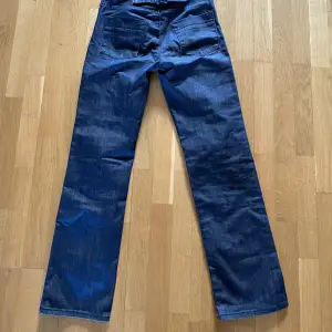 Såå snygga jeans!! Lågmidjade med snygg detalj i bak. Skulle säga att färgen är mindre blå och snarare mörkare i verkligheten. 