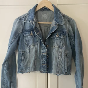 Croppad jeansjacka  - Croppad jeansjacka från Zara. Storlek XS. 