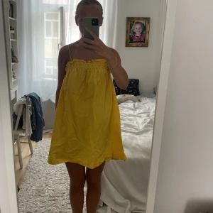 Klänning  - Gul kort klänning från H&M, aldrig använd!🌼