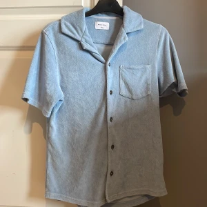 Blå skjorta - Kortärmad frotté skjorta från studio total