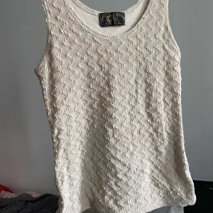 Cool topp - Topp med coola detaljer som sitter fint Storlek XS Möts upp i sthlm👌🏼👌🏼