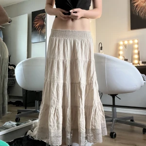 Långkjol Hm - Så fin och köpt på plick, säljer då jag inte använder den så mkt. Den är mer grön i verkligheten skulle jag säga. Den passar på mig som är 167 ksk något kort och det ör bara att fråga om mått🤍