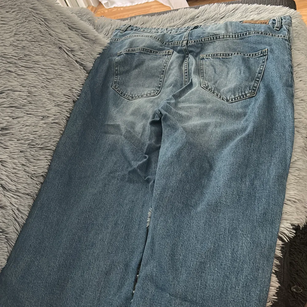 Blåa baggy jeans från lager 157 storlek XL, bra skick använda ett par gånger, nypris 300 säljer för 90kr, ni kan oxå ge prisförslag,  för mer bilder eller information kan ni skriva till mig 💓😁. Jeans & Byxor.