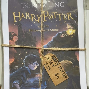 Harry Potter posters - Harry Potter posters för alla originalfilmerna med nyare illustration. Köpta i London men togs aldrig upp ur förpackningen förutom nu när jag skulle fota. Materialet är tunn wellpapp eller kartong