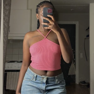 Rosa topp - Rosa croptop säljes i strl S från ZARA och är använd några fåtal ggr 💓