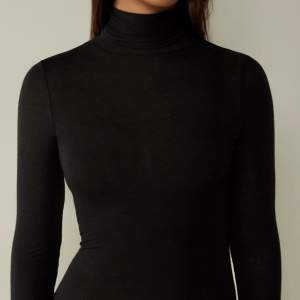 Säljer min helt oanvända intimisimi tröja. Den är svart med krage och det är storlek s. Säljer pga råkade köpa fel modell 🌸✌🏻