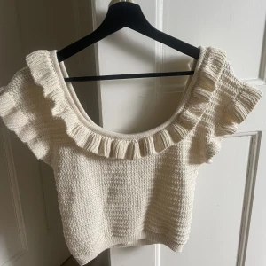 Stickad topp  - Stickad topp från HM i storlek M, säljer då den är för stor för mig. Slutsåld och aldrig använd!