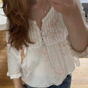 Blus från odd Molly  - Supersöt blus från odd Molly, jättebra skick! Storlek S💘