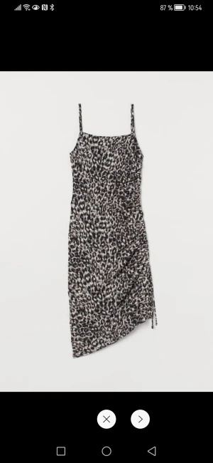 Klänning  - Tight klänning med dragsko på ena sidan och smala band från HM, helt ny!