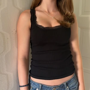 Linne - Säljer jätte gulligt linne med spets. Passar till allt. 