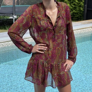 Strandklänning - Jättefin strandklänning med ett unikt mönster som är perfekt att ha över en bikini när man inte vill vara för varm🌸 Den är i nyskick och har inga tecken på användning. Hör av dig om du har frågor eller vill ge prisförslag🌸