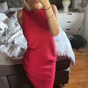 Finklänning   - En jättefin klänning som är halvlång. Den är väldigt stark rosa och kommer vara fin till sommaren. Den är väldigt figursydd och skulle säga att den passar dem som har S/M.  