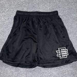 Eric Emanuel shorts i strl Medium. Sköna OANVÄNDA shorts för varma dagar eller perfekta till gymmet. Färgen är svart och pris går att diskutera ⭐️⭐️⭐️