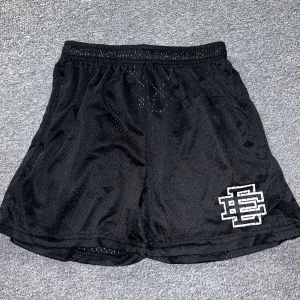 Eric Emanuel shorts - Eric Emanuel shorts i strl Medium. Sköna OANVÄNDA shorts för varma dagar eller perfekta till gymmet. Färgen är svart och pris går att diskutera ⭐️⭐️⭐️