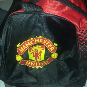 Manchester United träningsväska - Manchester Utd väska. Helt oanvänd. Superbra skick. Kan även vara bra för att resa. Passar alla. Pris kan diskuteras privat 