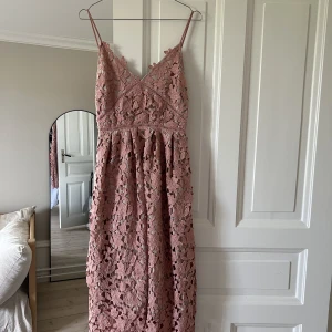 Broderad klänning  - Använd 1 gång  Stl 34 Exclusive collection 