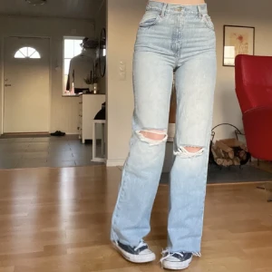 Ljusa raka jeans med hål - Högmidjade raka jeans med slitningar i knäna. Bra skick! Säljer pga för små för mig