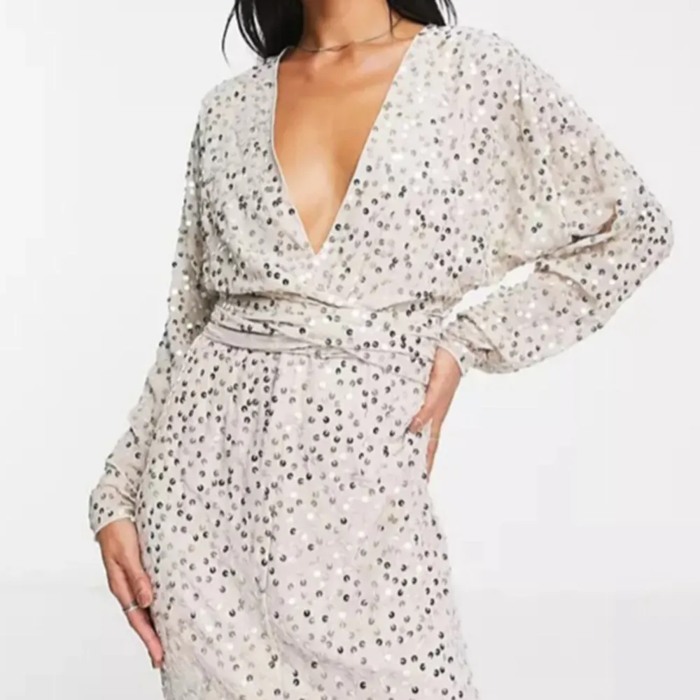 Superfin beige klänning med paljetter och slits. Ny med etikett. Nypris hos asos: 1209kr Har den i två storlekar, 42 och 44.. Mekot.