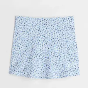 Short, A-line skirt in woven fabric with an elasticated waist and concealed zip in one side. Lined. had it for 1 year only worn twice has no damage to it almost perfectly ne. high waist loose fit