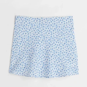 A-line skrit - Short, A-line skirt in woven fabric with an elasticated waist and concealed zip in one side. Lined. had it for 1 year only worn twice has no damage to it almost perfectly ne. high waist loose fit