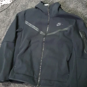Tech fleech  - Säljer svart nike teech tröja köpt på nike i stockholm bra skick 