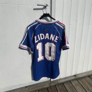 En fotbolls tröja med Zidane nr 10 på ryggen. Den är i väldigt bra skick  och är i storlek L men passar även M