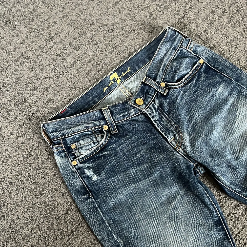 Jättesnygga Low waist bootcut jeans från 7 for all mankind i storlek S💕midjemåttet är 75cm och innerbenslängden är 84cm💓 Säljer dem eftersom de inte passade. . Jeans & Byxor.